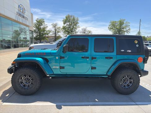 Used 2020 Jeep Wrangler Unlimited Sahara w/ Cold Weather Group AWD/4WD image 2