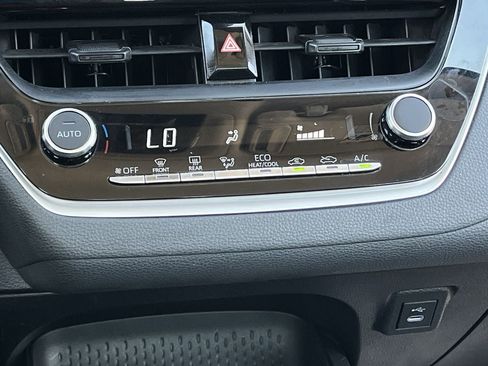 Used 2025 Toyota Corolla LE FWD image 18