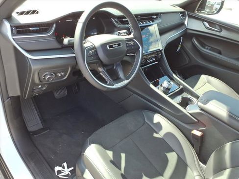 New 2025 Jeep Grand Cherokee Altitude image 4