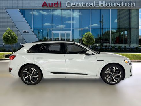 Used 2024 Audi Q8 e-tron Premium Plus image 8