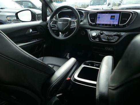 Used 2025 Chrysler Pacifica Select image 22