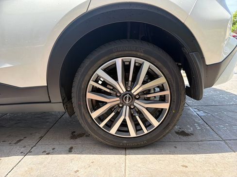 Used 2024 Nissan Kicks SV FWD image 11