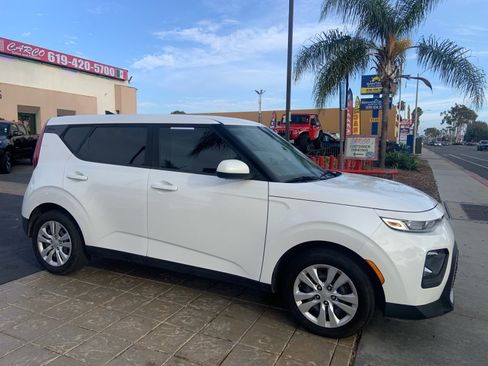 Used 2022 Kia Soul LX FWD image 2