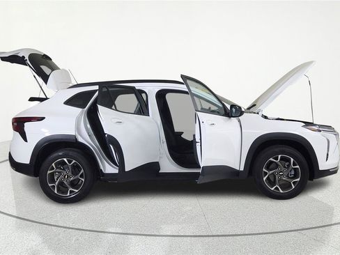 New 2026 Chevrolet Trax LT w/ LT Convenience Package FWD image 8