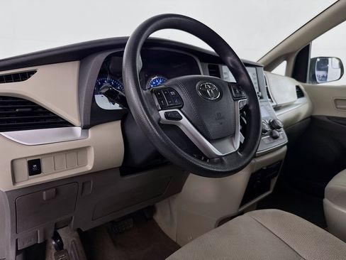 Used 2019 Toyota Sienna L image 21