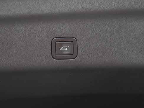Used 2025 Chevrolet Suburban LT w/ Comfort Package AWD/4WD image 17