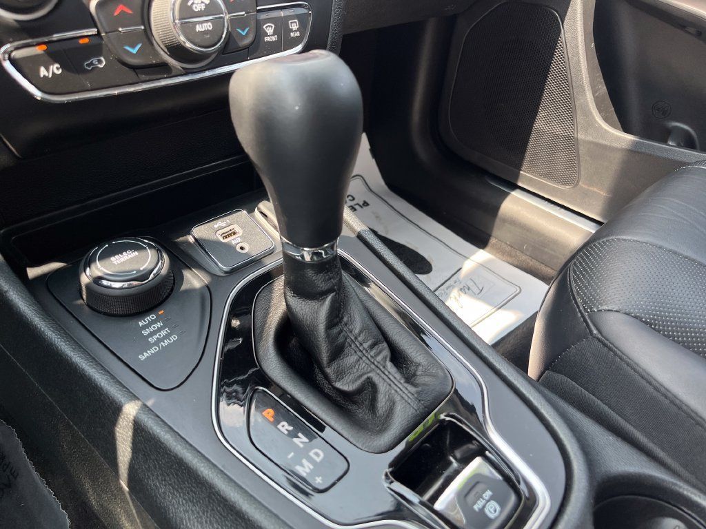 Used 2019 Jeep Cherokee Limited AWD/4WD image 24