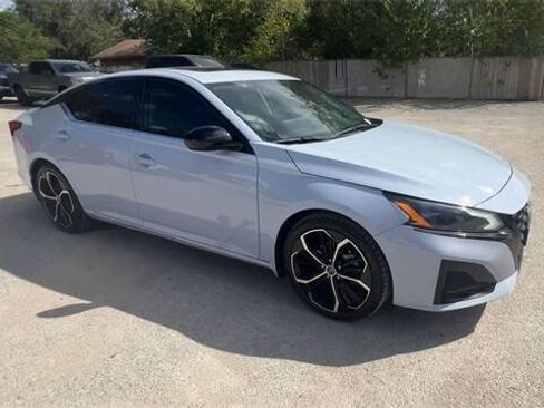 Used 2023 Nissan Altima 2.5 SR w/ SR Premium Package FWD image 2