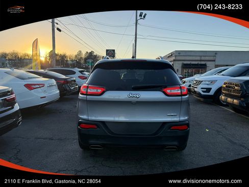 Used 2016 Jeep Cherokee Latitude image 5