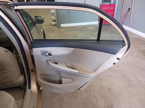 Used 2012 Toyota Corolla LE FWD image 28