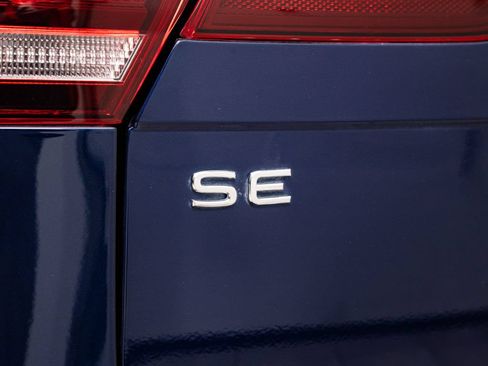 Used 2023 Volkswagen Tiguan SE w/ Panoramic Sunroof Package FWD image 18
