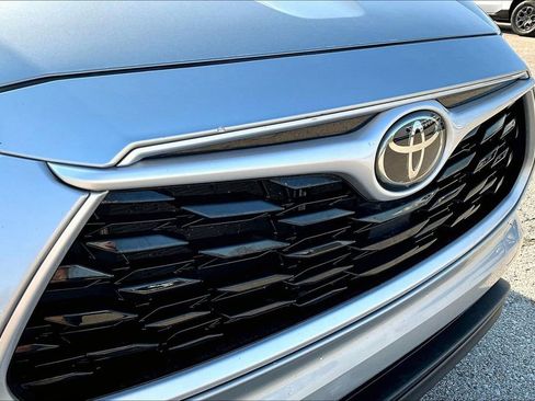 Used 2023 Toyota Highlander LE FWD image 32