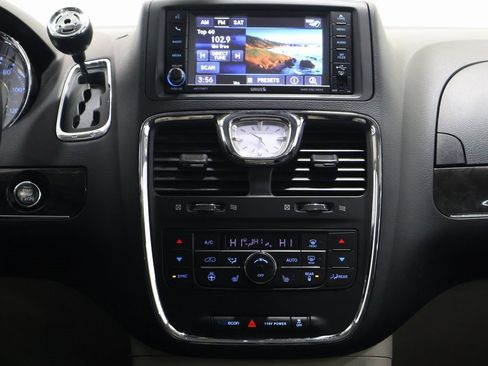 Used 2016 Chrysler Town & Country Touring-L image 19