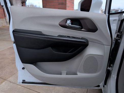 Used 2019 Chrysler Pacifica Touring-L FWD image 12