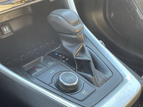 Used 2019 Toyota RAV4 LE image 23