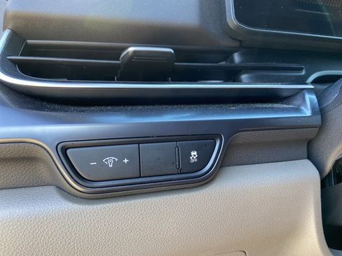 Used 2025 Kia Carnival FWD image 50