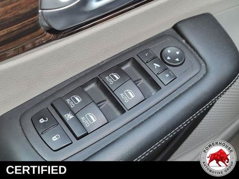 Used 2023 Chrysler Pacifica Limited FWD image 30