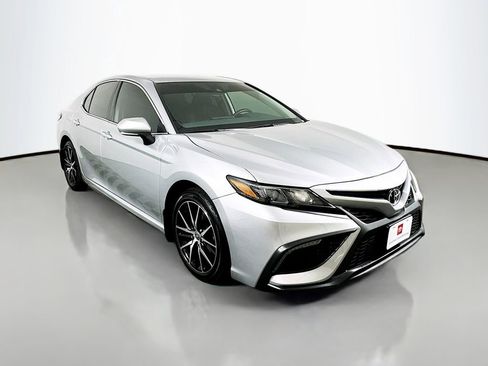 Used 2024 Toyota Camry SE image 3