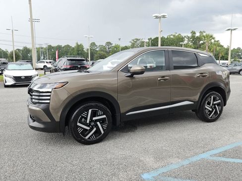 Used 2025 Nissan Kicks SV FWD image 2
