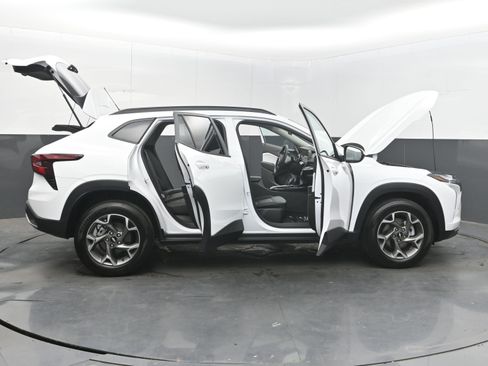 Used 2025 Chevrolet Trax LT FWD image 52
