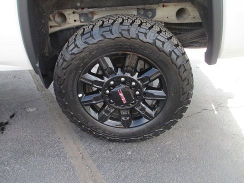 Used 2018 GMC Sierra 2500 Denali w/ Duramax Plus Package AWD/4WD image 17
