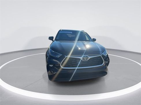 Used 2024 Toyota Highlander XLE image 3