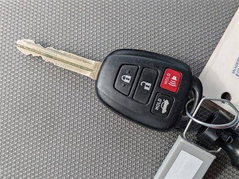 Used 2016 Toyota Corolla LE image 28