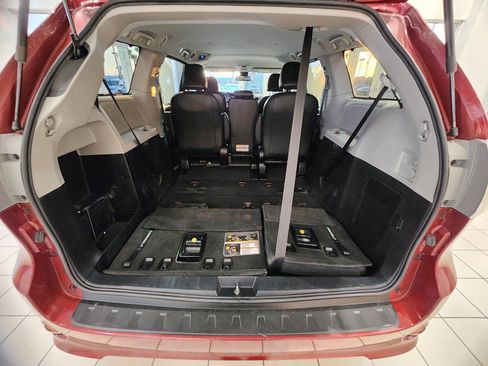Used 2018 Toyota Sienna SE FWD image 20