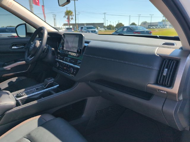 Used 2025 Nissan Pathfinder Platinum AWD/4WD image 37