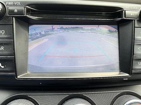 Used 2018 Toyota RAV4 LE image 14