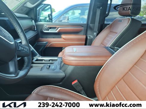 Used 2024 GMC Sierra 3500 Denali Ultimate AWD/4WD image 9