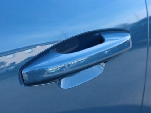 Used 2025 Volvo XC40 B5 Plus image 9