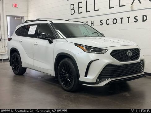 Used 2023 Toyota Highlander XSE FWD image 2