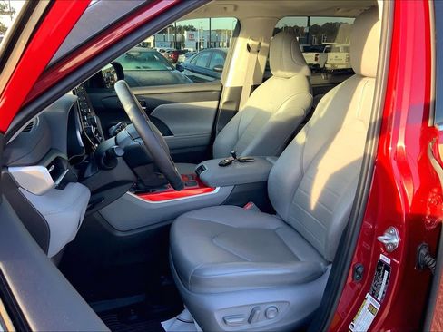 Used 2021 Toyota Highlander XLE FWD image 8