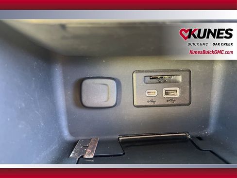 Used 2023 GMC Acadia SLT image 21