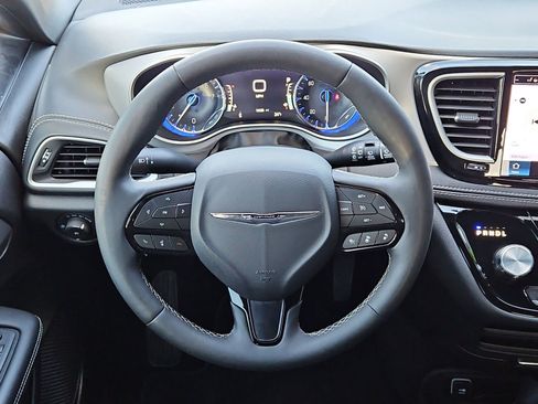 Used 2024 Chrysler Pacifica Touring image 14