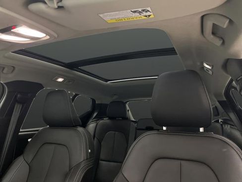 Used 2024 Volvo XC40 B5 Plus image 7