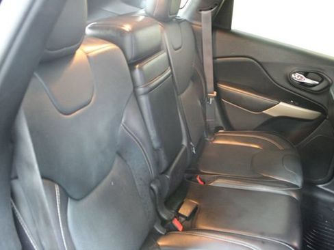 Used 2017 Jeep Cherokee Limited w/ Luxury Group AWD/4WD image 9