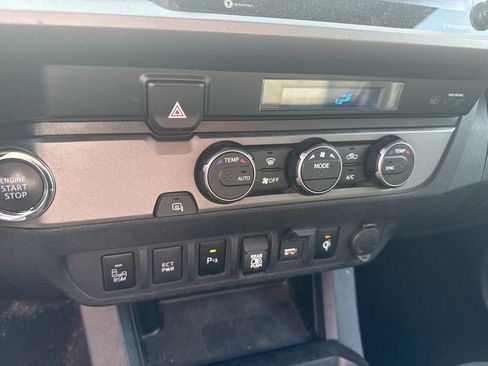 Used 2021 Toyota Tacoma TRD Sport w/ Technology Package image 18