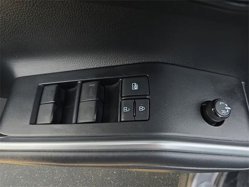 Used 2021 Toyota Highlander XLE image 32