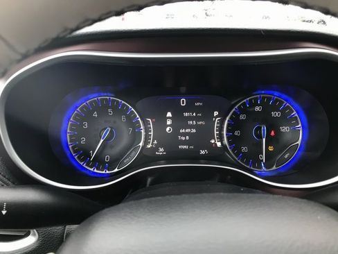 Used 2020 Chrysler Pacifica Limited image 8