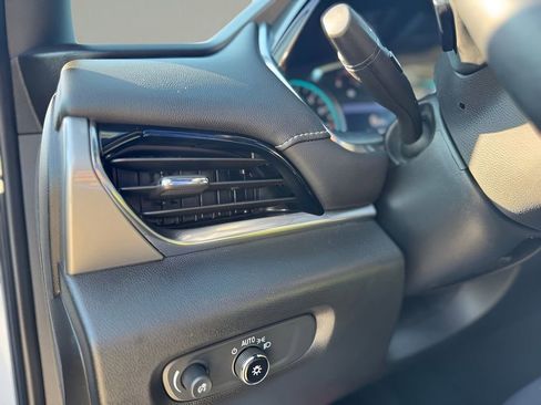 Used 2023 Chevrolet Traverse LT image 30