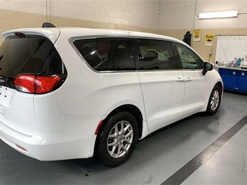 Used 2023 Chrysler Voyager LX image 4
