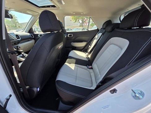 New 2025 Hyundai Venue SEL image 18