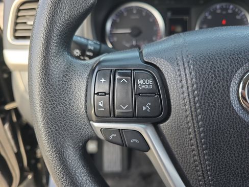 Used 2018 Toyota Highlander LE FWD image 18