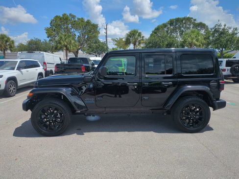 Used 2025 Jeep Wrangler Unlimited Sahara w/ Safety Group AWD/4WD image 9