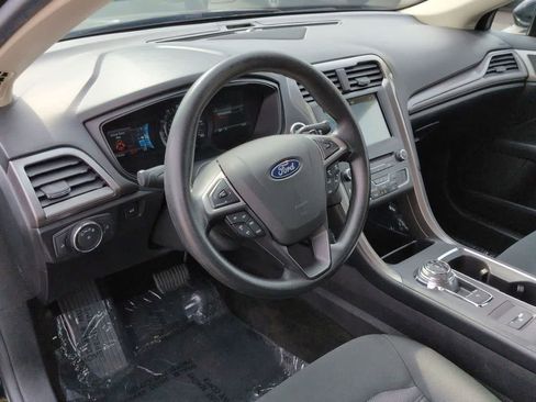 Used 2018 Ford Fusion SE w/ Fusion SE Technology Package image 2