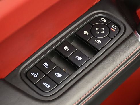 Used 2023 Porsche Cayenne Platinum Edition image 38