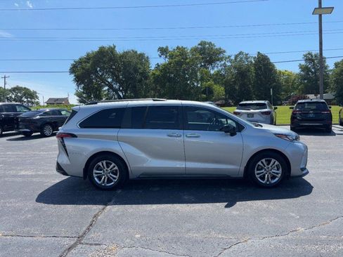 Used 2023 Toyota Sienna XSE AWD/4WD image 6