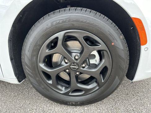 New 2024 Chrysler Pacifica Premium image 14